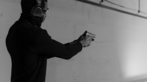 銃を向ける