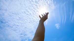 太陽をつかむ手
