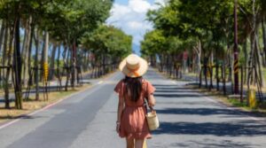 女の子　後ろ姿　道の真ん中
