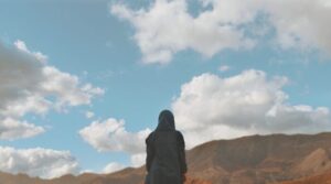 雲　見上げる　女の子