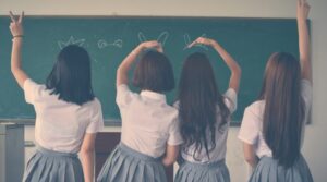 女子高校生　４人　後ろ姿