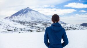 雪　女性　後ろ姿